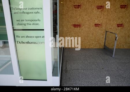London, Großbritannien. Mai 2020. Das Foto vom 1. Mai 2020 zeigt den geschlossenen Debenhams-Laden in der Oxford Street, in London, Großbritannien. Kredit: Tim Ireland/Xinhua/Alamy Live News Stockfoto