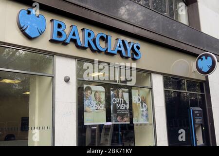 London, Großbritannien. März 2020. Das Foto vom 1. Mai 2020 zeigt eine Ansicht einer Barclays-Niederlassung in London, Großbritannien. Die britische multinationale Bank Barclays meldete am Mittwoch einen Gewinneinbruch in ihrem ersten Geschäftsquartal (Q1), das am 31. März 2020 endete, trotz einer starken Einkommensentwicklung inmitten des Coronavirus-Ausbruchs. Kredit: Tim Ireland/Xinhua/Alamy Live News Stockfoto