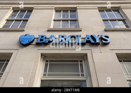 London, Großbritannien. März 2020. Das Foto vom 1. Mai 2020 zeigt eine Ansicht einer Barclays-Niederlassung in London, Großbritannien. Die britische multinationale Bank Barclays meldete am Mittwoch einen Gewinneinbruch in ihrem ersten Geschäftsquartal (Q1), das am 31. März 2020 endete, trotz einer starken Einkommensentwicklung inmitten des Coronavirus-Ausbruchs. Kredit: Tim Ireland/Xinhua/Alamy Live News Stockfoto