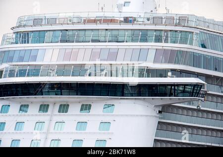 Cuxhaven, Deutschland. Mai 2020. Das Kreuzfahrtschiff "Mein Schiff 3" der Reederei TUI Cruises liegt an einem Kai im Hafen. Eine Person an Bord des Schiffes hat positiv auf das Corona-Virus getestet. Das Schiff wurde unter Quarantäne gestellt, der Bezirk Cuxhaven und die Reederei gaben am Freitagabend bekannt. Kredit: Hauke-Christian Dittrich/dpa/Alamy Live News Stockfoto