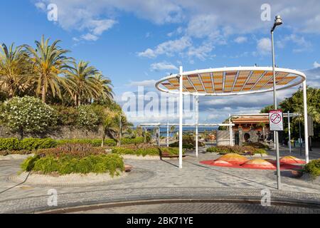 Verlassene Gehwege während der Blockade des Covid 19 im touristischen Ferienort Costa Adeje, Teneriffa, Kanarische Inseln, Spanien Stockfoto