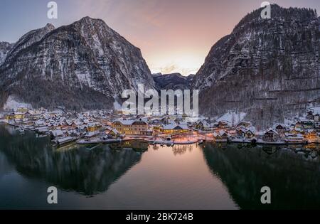 Luftdrohnenaufnahme von Lahn Dorf bedeckt mit Schnee am See in aus Stockfoto