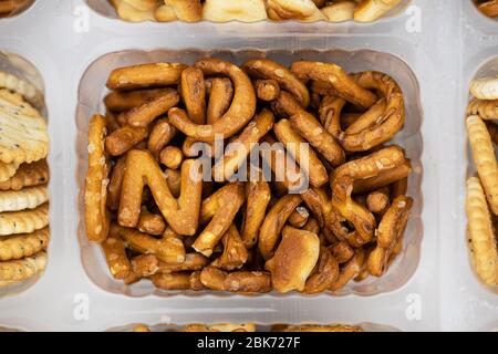 Portion gemischter Snacks (detaillierte Nahaufnahme; selektiver Fokus) Stockfoto