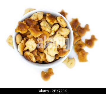 Teil gemischter Snacks isoliert auf weißem Hintergrund (Nahaufnahme; selektiver Fokus) Stockfoto