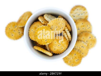 Teil gemischter Snacks isoliert auf weißem Hintergrund (Nahaufnahme; selektiver Fokus) Stockfoto