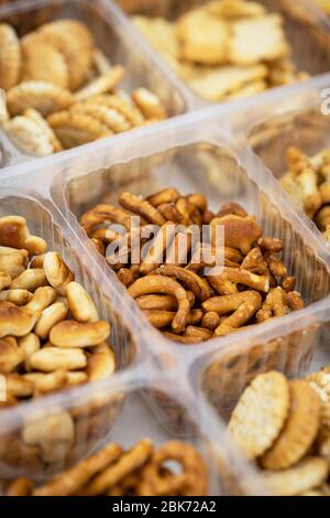 Portion gemischter Snacks (detaillierte Nahaufnahme; selektiver Fokus) Stockfoto