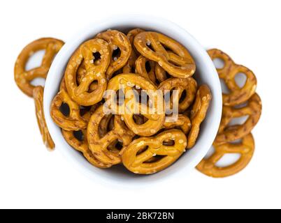 Teil gemischter Snacks isoliert auf weißem Hintergrund (Nahaufnahme; selektiver Fokus) Stockfoto