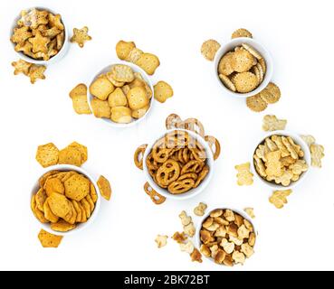 Teil gemischter Snacks isoliert auf weißem Hintergrund (Nahaufnahme; selektiver Fokus) Stockfoto