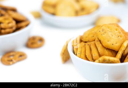 Teil gemischter Snacks isoliert auf weißem Hintergrund (Nahaufnahme; selektiver Fokus) Stockfoto