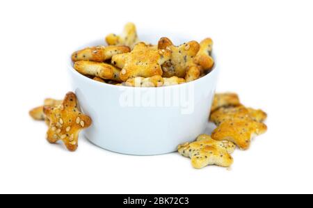 Teil gemischter Snacks isoliert auf weißem Hintergrund (Nahaufnahme; selektiver Fokus) Stockfoto