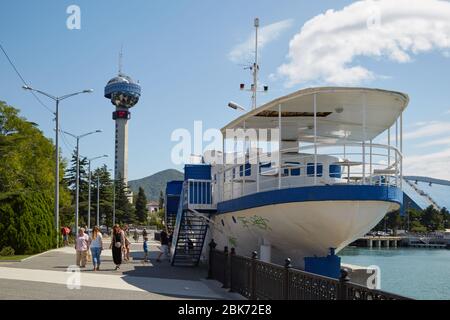 Tuapse, Russland, 12. August 2018: Blick auf ein kleines Restaurant in Form eines Schiffes auf der Stadtpromenade. Stockfoto