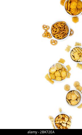 Teil gemischter Snacks isoliert auf weißem Hintergrund (Nahaufnahme; selektiver Fokus) Stockfoto