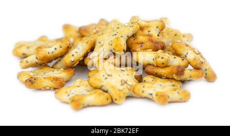 Teil gemischter Snacks isoliert auf weißem Hintergrund (Nahaufnahme; selektiver Fokus) Stockfoto