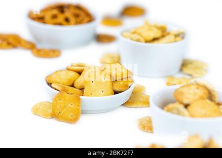 Teil gemischter Snacks isoliert auf weißem Hintergrund (Nahaufnahme; selektiver Fokus) Stockfoto