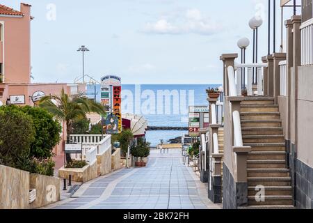 Verlassene Gehweg durch das Centro Comercial Fanabe Einkaufszentrum, während der Covid 19 Sperrung in der touristischen Ferienort-Bereich von Costa Adeje, Teneriffa Stockfoto