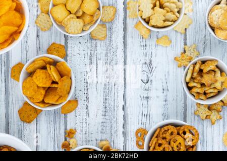 Portion gemischter Snacks (detaillierte Nahaufnahme; selektiver Fokus) Stockfoto