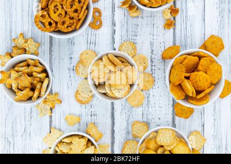 Portion gemischter Snacks (detaillierte Nahaufnahme; selektiver Fokus) Stockfoto