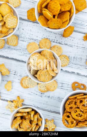 Portion gemischter Snacks (detaillierte Nahaufnahme; selektiver Fokus) Stockfoto
