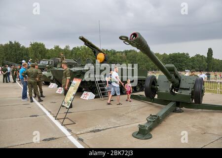 Sambek, Rostov Region, Russland, 28. Juni 2019: Besucher der Ausstellung erkunden den 122 mm sowjetischen Haubitze D-30A GRAU Index 2A18 Stockfoto