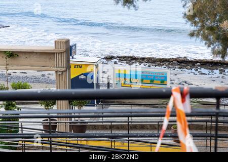 Der Zugang zum Strand Playa Fanabe wurde während der Blockade des Covid 19 im touristischen Ferienort Costa Adeje, Teneriffa, Kanarische Inseln, Spanien abgeklebt Stockfoto