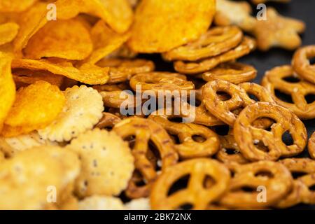 Portion gemischter Snacks (detaillierte Nahaufnahme; selektiver Fokus) Stockfoto