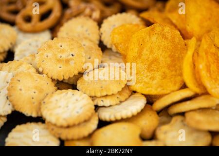 Portion gemischter Snacks (detaillierte Nahaufnahme; selektiver Fokus) Stockfoto