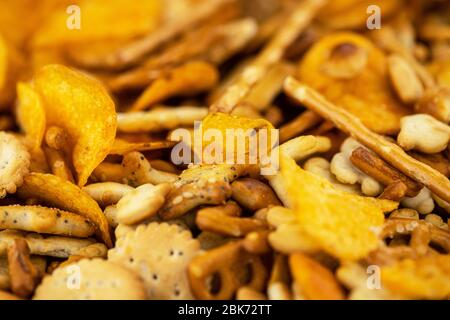 Portion gemischter Snacks (detaillierte Nahaufnahme; selektiver Fokus) Stockfoto
