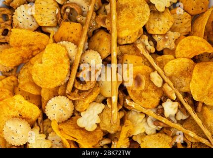 Portion gemischter Snacks (detaillierte Nahaufnahme; selektiver Fokus) Stockfoto