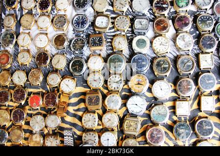 Verschiedene Vintage-Uhren auf dem Flohmarkt in Moskau Stockfoto