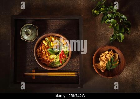 Nasi Campur Donburi. Traditionelles indonesisches Reisgericht mit Beilagen aus Fleisch und Gemüse, in japanischer Form in einer Donburi-Schüssel überzogen. Stockfoto