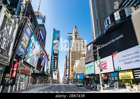 NEW YORK CITY - 19. APRIL 2020: Blick auf die leere Straße am Times Square, NYC in Manhattan während der Sperrung der Coronavirus-Pandemie Covid-19. Stockfoto