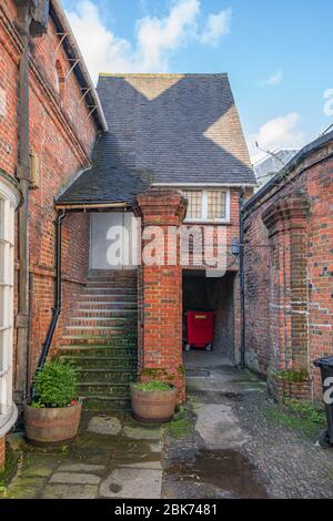 Eingang zu einem allgemeinen englischen Backsteinhaus in einer kleinen Stadt in Surrey, Südengland Stockfoto