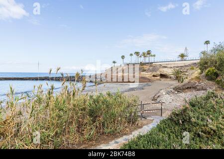 Der Zugang zum Strand Playa Fanabe wurde während der Blockade des Covid 19 im touristischen Ferienort Costa Adeje, Teneriffa, Kanarische Inseln, Spanien abgeklebt Stockfoto