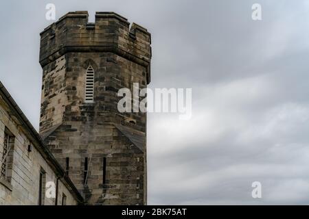 Alter Wachturm im Eastern State Penitentiary in Philadelphia, Pennsylvania, das ein ehemaliges Gefängnis ist, das von 1829 bis 1971 funktionierte. Stockfoto