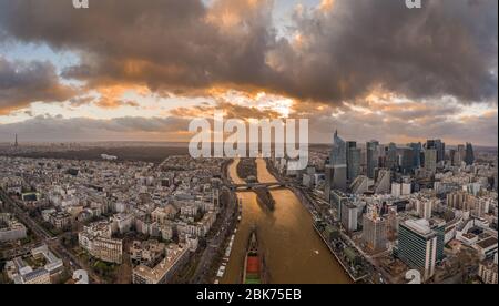 24. Dez 2019 - Paris, Frankreich: Panorama-Luftdrohne-Aufnahme des Verteidigungs-Wolkenkratzenkomplexes mit Eiffelturm und La seine während der Sonnenuntergangsstunde Stockfoto