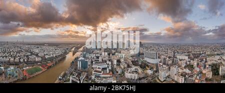 Panorama-Luftdrohne von la Defense Wolkenkratzer Komplex mit Eiffelturm und La seine während der Sonnenuntergangsstunde Stockfoto