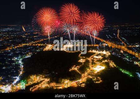 Phra Nakorn Kiri Feuerwerk Festival in der Nacht in Phetchaburi, Thailand. Stockfoto