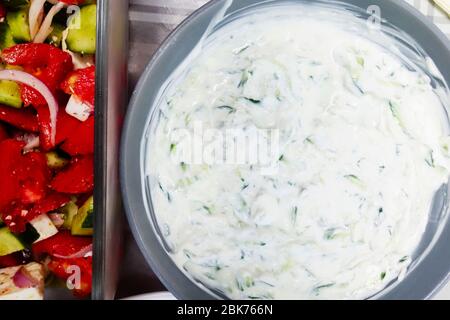 Griechische Küche. Hausgemachte Tzatziki und griechischen Salat Stockfoto