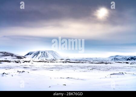 Contra jour schneebedeckte Bergwildnis, Nordostisland im Winter. In Der Nähe Des Sees Myvatn Stockfoto