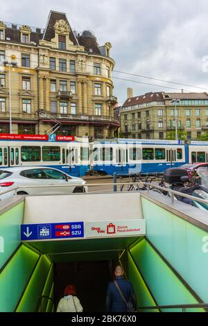 Bahnhofplatz mit Zürich HB Hauptbahnhof, Zürich Hauptbahnhof - der größte Bahnhof der Schweiz und Transitstation, vielbefahrene Kreuzung Stockfoto