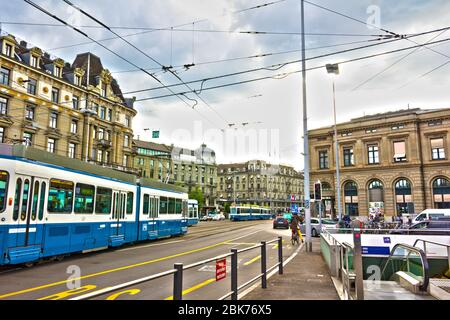 Bahnhofplatz mit Zürich HB Hauptbahnhof, Zürich Hauptbahnhof - der größte Bahnhof der Schweiz und Transitstation, vielbefahrene Kreuzung Stockfoto