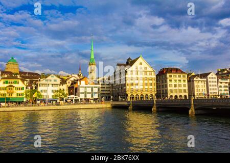 Blick auf historische Gebäude an der Limmatquai Straße in der Altstadt und die Rudolf-Brun-Brücke an bewölktem Frühlingstag.Zürich, Schweiz Stockfoto