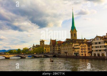 Blick auf die zentrale Altstadt, an der Limmat mit schönen historischen Wahrzeichen-Gebäuden, Zürich, Schweiz Stockfoto
