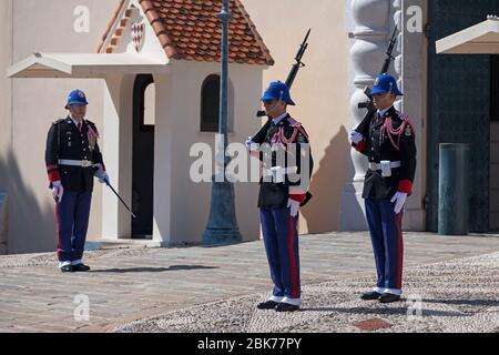 Monaco - März 28 2019: Wachwechsel vor dem Eingang des Fürstenpalastes von Monaco. Stockfoto