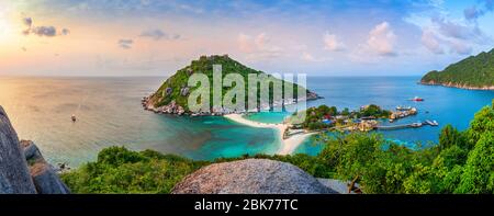 Panorama des Aussichtspunktes auf Koh Nangyuan bei Sonnenuntergang, Surat Thani in Thailand Stockfoto