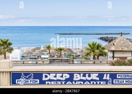 Restaurant und Strandbar während der Schließung des Covid 19 geschlossen in der touristischen Ferienort-Gegend von Costa Adeje, Teneriffa, Kanarische Inseln, Spanien Stockfoto