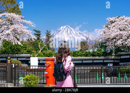 Tourist Blick auf Fuji Berg und Kirschblüte im Frühjahr, Fujinomiya in Japan. Stockfoto