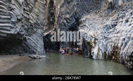 Touristen besuchen die Alcantara-Schlucht in Sizilien, Italien Stockfoto