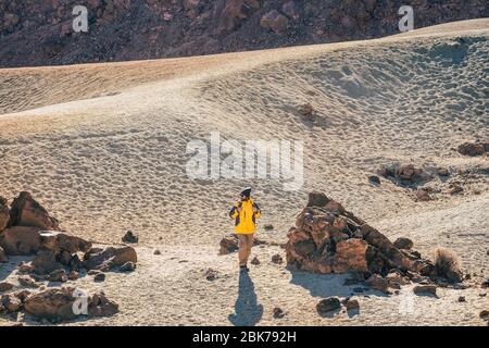Wilde Wandern Outdoor-Aktivität in den Bergen und Wüste landschaftlich - kaukasischen professionellen Abenteurer Mann zu Fuß und entdecken Sie schöne Orte - Stockfoto