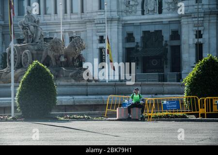 Madrid, Spanien. Mai 2020. Laufen und Spaziergänge zur Feier der neuen Defusionsmaßnahme.die Straßen von Madrid wurden heute Morgen mit "Läufern" und Menschen, die in der ersten Zeit Slot zu Fuß gefüllt Sport frei von 6:00 bis 10:00 Uhr zu tun. Ab diesem Samstag können Sie individuelle Sportarten ausüben und einmal täglich in einem der beiden Zeitfenster gehen: Von 6:00 bis 10:00 Uhr und von 20:00 bis 23:00 Uhr.Quelle: Alberto Sibaja Ramírez/Alamy Live News Stockfoto